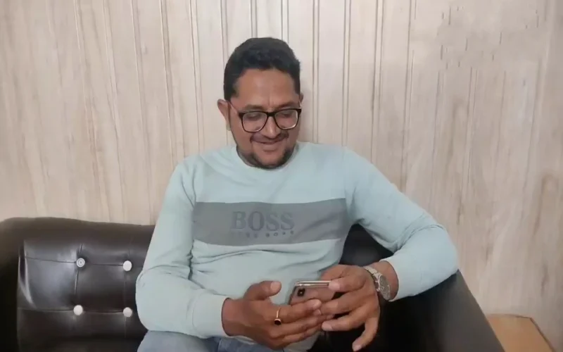 Success-story-did-not-like-6000-rs-job-wanted-to-come-mumbai-start-business-but-luck-made-him-a-director