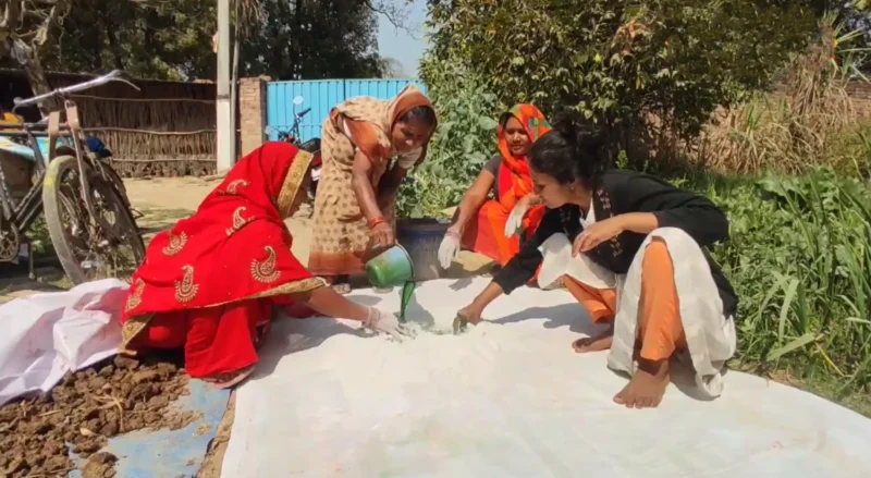 अमेठी महिलाएं गाय के गोबर से औषधीय गुलाल तैयार कर रहीं